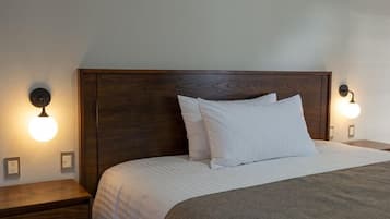 Deluxe-Einzelzimmer, Blick auf den Innenhof | Schreibtisch, laptopgeeigneter Arbeitsplatz, kostenloses WLAN