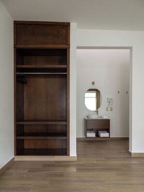 Shower, free toiletries, soap, shampoo - Aura Hotel (Uruapan)