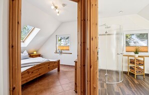 2 bedrooms, travel crib, free WiFi