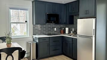 Refrigerador, microondas, parrilla de estufa y cafetera y tetera