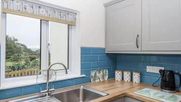 Dishwasher, cookware/dishes/utensils