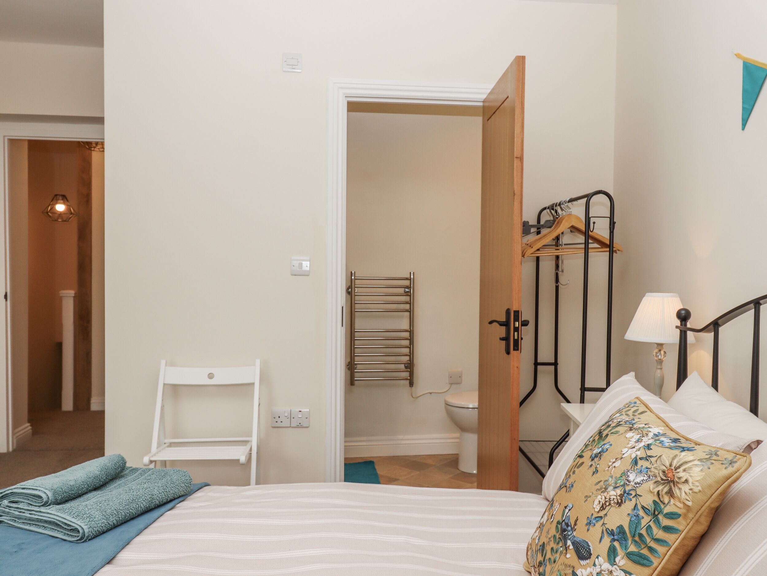 2 dormitorios, decoración individual, mobiliario individual