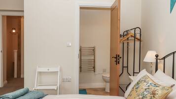 2 quartos, individualmente decorados, individualmente mobiliados