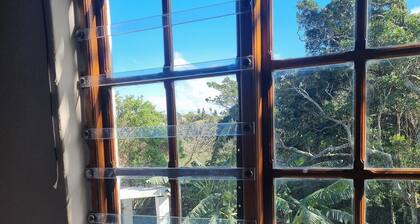 Quaint 2-bedroom house in East London for a relaxing getaway @ quite Cul-de-sac