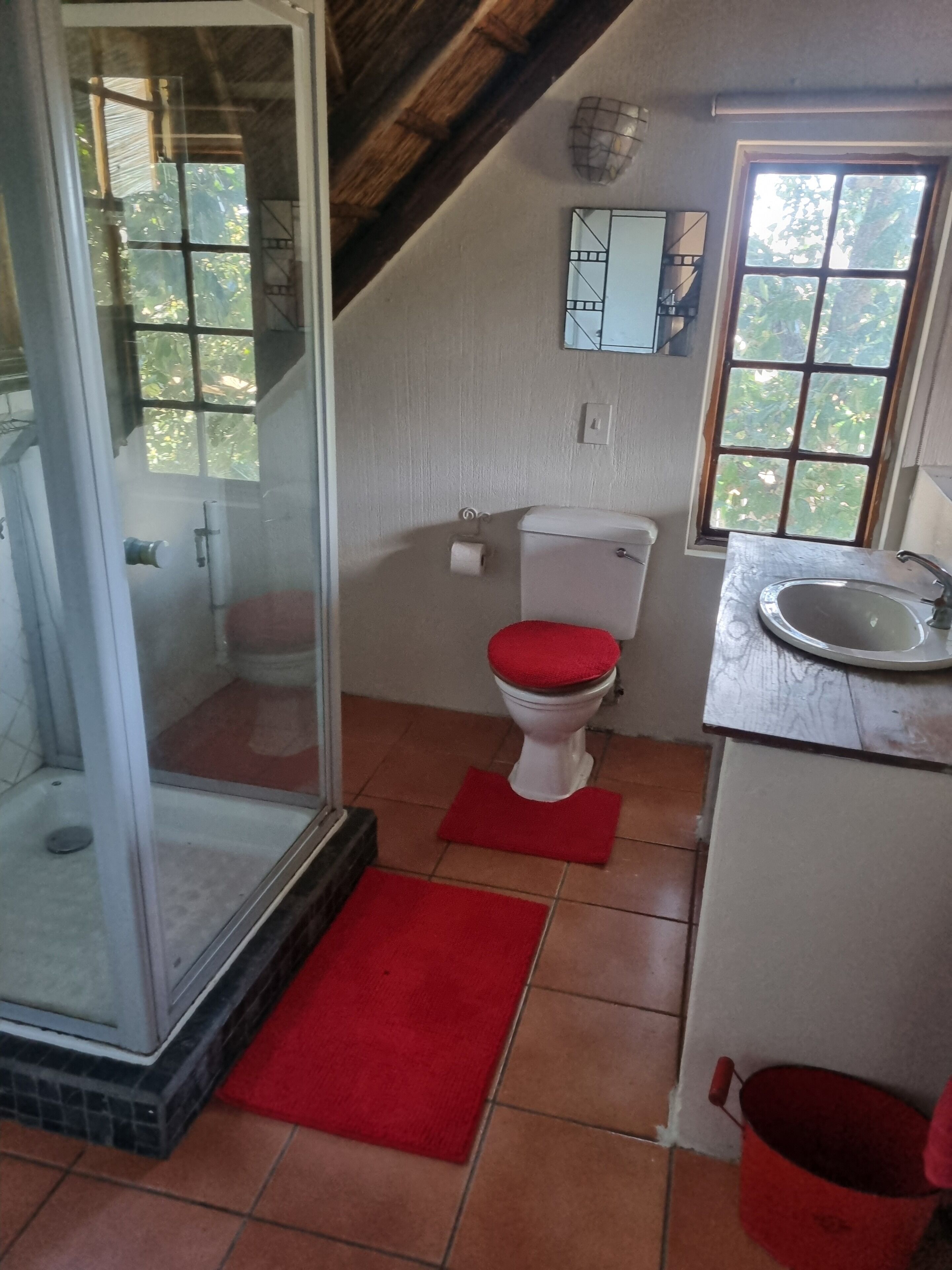 Douche, serviettes fournies, savon, papier toilette
