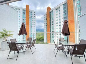 Outdoor dining - Charming 1-bedroom apartment near Salento, Finlandia, and Parque Del Cafe (Armenia)