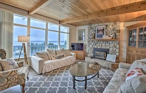 TV, fireplace, DVD player, books
