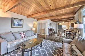 TV, fireplace, DVD player, books