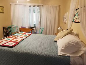 1 slaapkamer, een strijkplank/strijkijzer, gratis wifi, beddengoed