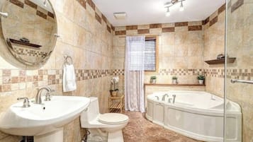 Douche, baignoire à jets, sèche-cheveux, serviettes fournies