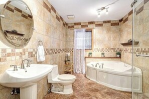 تجهيزات دش، حوض استحمام بنظام ضخ المياه، مجففات شعر، مناشف
