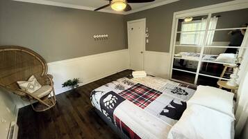 4 bedrooms, iron/ironing board, WiFi, bed sheets