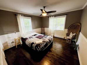 4 bedrooms, iron/ironing board, WiFi, bed sheets