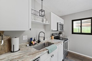 Micro-ondes, four, plaque de cuisson, lave-vaisselle