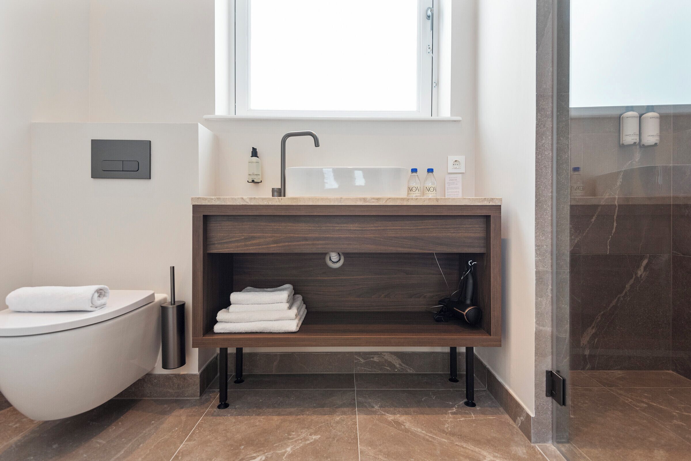 Een douche, een haardroger, handdoeken