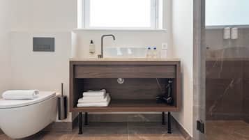 Een douche, een haardroger, handdoeken
