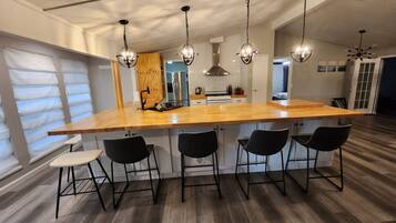 Micro-ondes, four, plaque de cuisson, lave-vaisselle