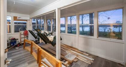 Spacious 5-bedroom waterfront house in charming Huntsville
