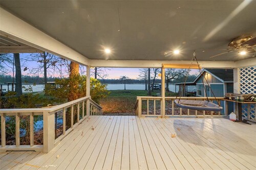 Spacious 4-bedroom waterfront house in charming Huntsville