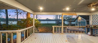 Spacious 4-bedroom waterfront house in charming Huntsville