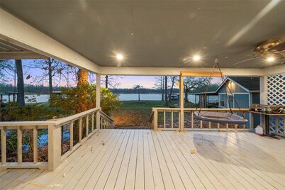 Spacious 4-bedroom waterfront house in charming Huntsville
