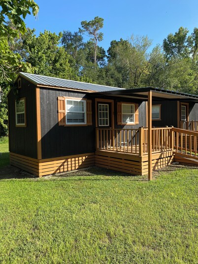 CABIN #1 Cozy cabin in serene Point Blank with fitness room and Pool