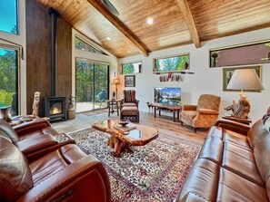 Smart TV, fireplace - Lakeview Lounge W/ Hot Tub (Donnelly)