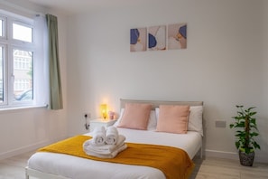 7 bedrooms, iron/ironing board, free WiFi, bed sheets - 7 Bedroom 6.5 Bathroom House 2 Parking Quick tube to Central London (Greater London)