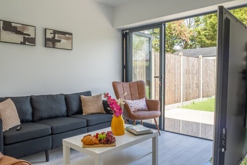 7 Bedroom 6.5 Bathroom House 2 Parking Quick tube to Central London