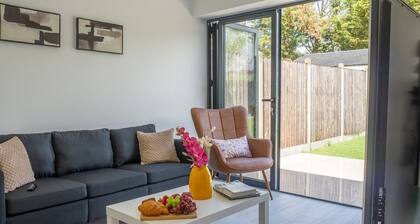 7 Bedroom 6.5 Bathroom House 2 Parking Quick tube to Central London