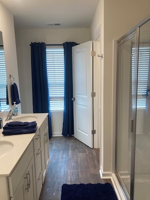 Shower, hair dryer, towels, soap - Clemson Family Retreat: Quaint 3-bedroom house near Pendleton and Clemson area (Pendleton)