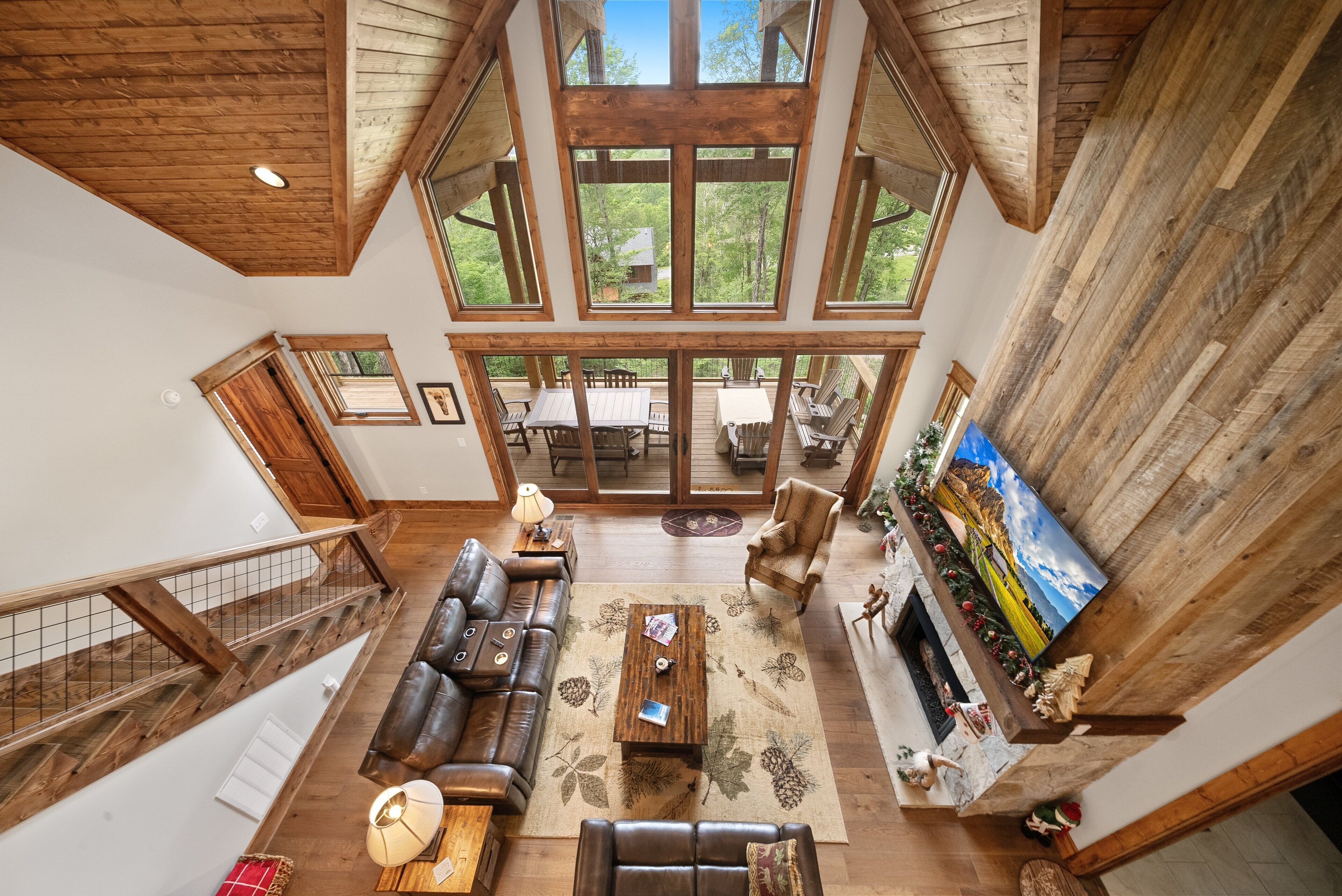 Smart-tv, een open haard, videospelletjes en tafelvoetbal