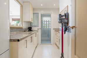 Cookware/dishes/utensils, dining tables