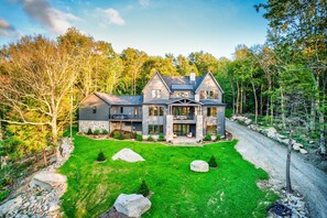 Exterior - The Dark Knight at Eagles Nest - hot tub - billiards- outdoor fireplace (Banner Elk)