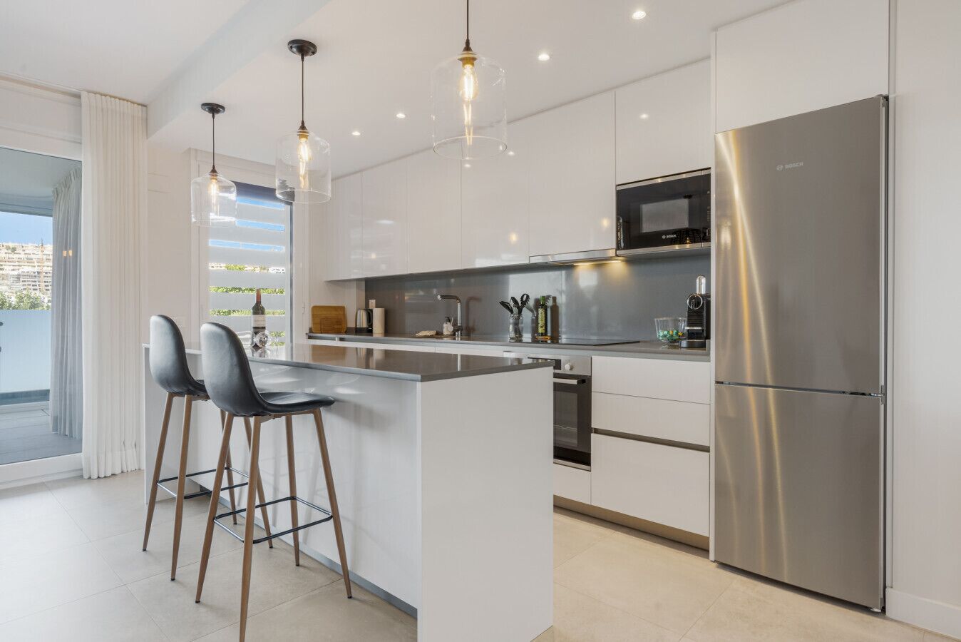 Kühlschrank, Mikrowelle, Ofen, Herdplatte