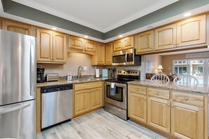 Een koelkast, een microgolfoven, een oven, een kookplaat