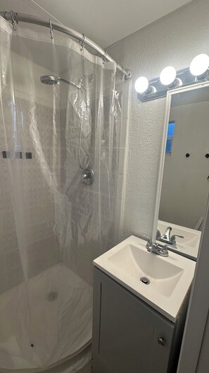 Towels, soap, toilet paper - Charming studio in adorable 10 min from hard rock (Hollywood)