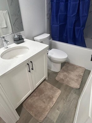 Haartrockner, Handtücher, Seife, Shampoo