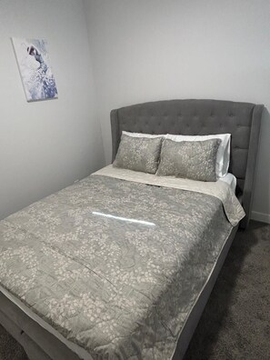 2 slaapkamers, een kluis op de kamer, een strijkplank/strijkijzer, wifi