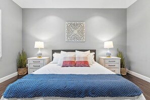 3 habitaciones, tabla de planchar con plancha y cuna de viaje