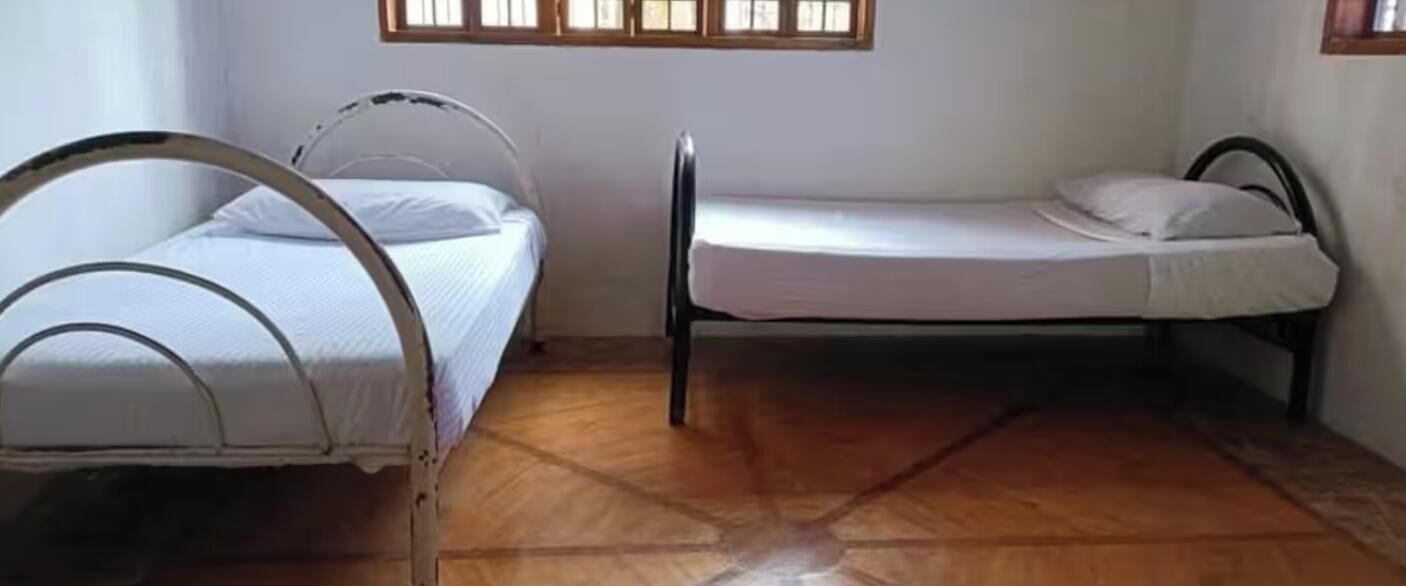 4 bedrooms, bed sheets