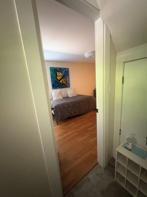 2 bedrooms, desk, free WiFi, bed sheets - Quaint and quiet retreat close to beach (Victoria)