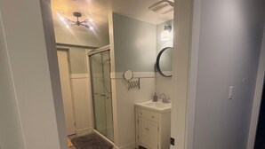 Bathroom - Quaint and quiet retreat close to beach (Victoria)