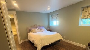 Room - Quaint and quiet retreat close to beach (Victoria)