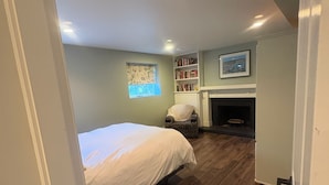 Room - Quaint and quiet retreat close to beach (Victoria)