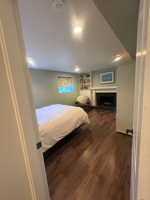 2 bedrooms, desk, free WiFi, bed sheets - Quaint and quiet retreat close to beach (Victoria)