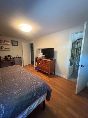 2 bedrooms, desk, free WiFi, bed sheets - Quaint and quiet retreat close to beach (Victoria)