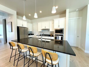 Geladeira, micro-ondas, fogão, cooktop