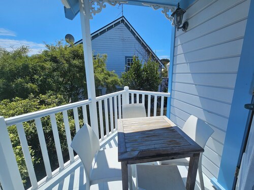 Charming Cottage Retreat – Close to Hospital & Newtown Cafes, with Garage