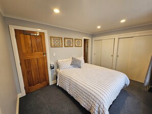 2 chambres, fer et planche à repasser, lit de bébé portatif